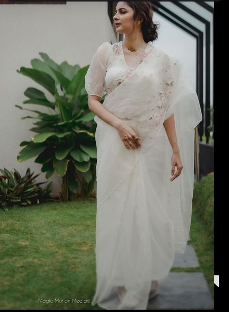 White Blouse Designs For Organza Saree, Blouse Model For Organza Saree, Blouse Designs Latest Onam, White Organza Saree Blouse, White Blause Desine, White Saree Blouse Design, Onam Outfits Ideas 2023, Trending Blouse Designs 2023, Organza Sarees Blouses Design