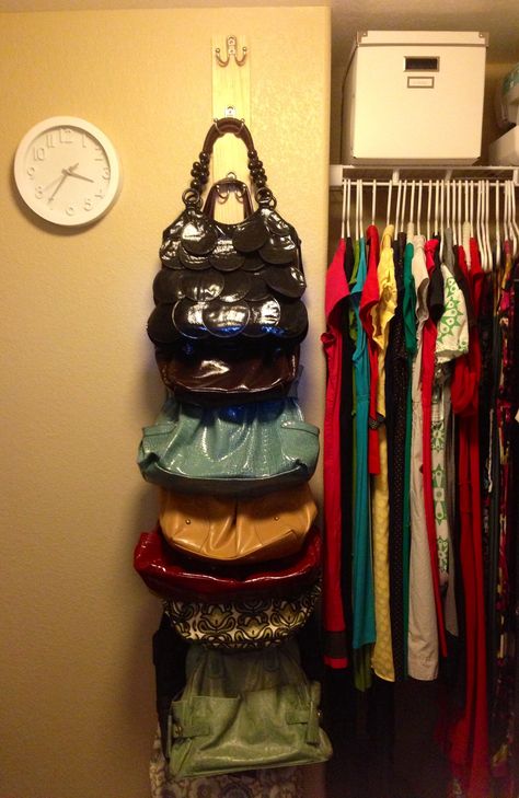 Purse Rack DIY.  Buy a long, wood board.  Screw hooks on sideways.  Easy, organized, bag storage. Purse Rack, Organiser Son Dressing, Organization Hacks Bedroom, Organizar Closet, Purse Storage, Ideas Para Organizar, غرفة ملابس, Understairs Storage, Space Organizer