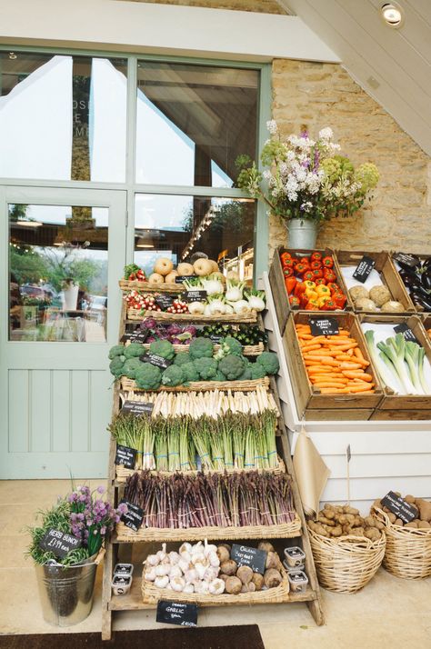 Farm-fresh and healthy food options in Daylesford, England. #healthyfood #cleaneating Small Farm Shop Design, Farm Grocery Store, Roadside Farm Store, Daylesford Farm Shop, Farm Store Aesthetic, Farm Shop Aesthetic, Small Farm Store, Farm Cafe Design, Roadside Farm Stand Ideas