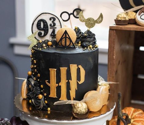 Harry Potter Birthday Cake Ideas, Tort Harry Potter, Harry Potter Theme Cake, Harry Potter Torte, Harry Potter Themed Birthday, Gateau Harry Potter, Harry Potter Twins, Harry Potter Cupcakes, Harry Potter Theme Birthday