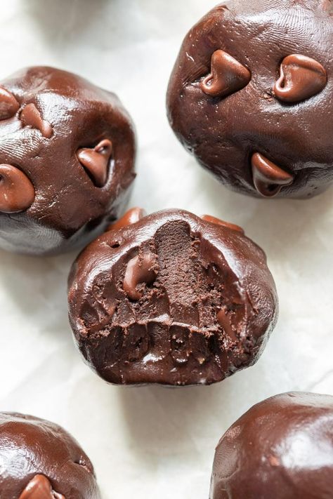 No Bake Brownie Bites, Chocolate Balls Recipe, 3 Ingredient Brownies, Brownie Balls, Brownie Vegan, Brownie Bites Recipe, 3 Ingredient Desserts, Healthy Protein Snacks, Healthy Brownies