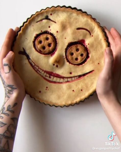 Your Daily Dose Of Fun 🤪 on Instagram: “App Link Is In My BIO @satisfans 🌟💕🌟 . . . Credit: veganpastrychef on TikTok 💓 . . . . . . #satisfyingsounds #anxietyrelief #kineticsand…” Creepy Pie Crust, Pie With Face, Creepy Face Pie, Spooky Season Food, Halloween Foccacia Bread Art, Scary Pie, Vampire Snacks, Creepy Pie, Sunflower Pie