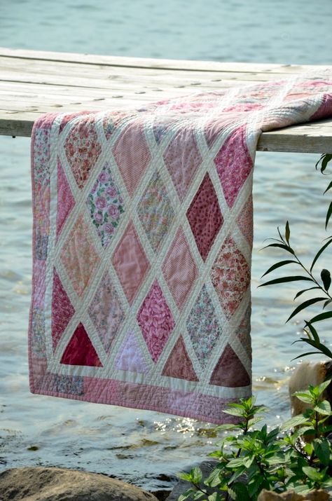 Diamonds are a Girl’s Best Friend quilt - inspired by the quilt that Jane Austen made. Quilt Modernen, Pink Quilts, Pretty Quilt, Quilt Baby, Patchwork Quilting, Girls Quilts, Scrappy Quilts, Quilting Tips