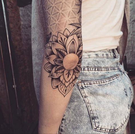 Feminine Elbow Tattoo, Voll Arm-tattoos, Tattoos For Females, Elbow Tattoo, Butterfly Tattoos For Women, Skeleton Hand Tattoo, Elbow Tattoos, Floral Tattoo Sleeve, Forearm Tattoo Women