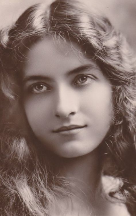 Maude Fealy (March 4, 1883 – November 9, 1971) was an American stage and film actress who appeared in nearly every film made by Cecil B. DeMille in the post silent film era. Fealy toured England with William Gillette in Sherlock Holmes from 1901 to 1902. Between 1902 and 1905, she frequently toured with Sir Henry Irving's company in the United Kingdom and by 1907 was the star in touring productions in the United States. Fealy appeared in her first silent film in 1911 for Thanhouser Studios. Maud Fealy, Maude Fealy, Images Victoriennes, Portrait Vintage, Silent Film Stars, Vintage Portraits, Silent Film, White Photo, Magazine Photography