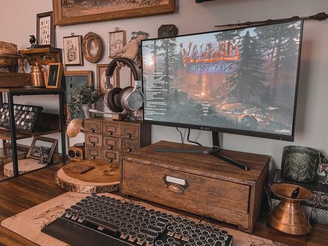 #darkacademia #gallerywall #maximalism #gamer #gamingsetup #desktop #goblincore #hobbitcore #fantasy Cottage Core Gamer Setup, Gallery Wall Desk, Victorian Gaming Setup, Western Gaming Setup, Vintage Computer Setup, Academia Gaming Setup, Cosy Pc Setup, Fantasy Desk Setup, Fantasy Gaming Room