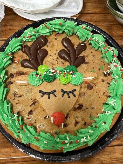 Giant Christmas Cookie, Cookie Cake Christmas Designs, Christmas Message Cookies, Cookie Cake Christmas, Christmas Cookie Cake Ideas, Christmas Cookie Cake Decorating Ideas, Christmas Cookie Cake Design, Big Cookie Decorating Ideas, Christmas Cookie Cakes