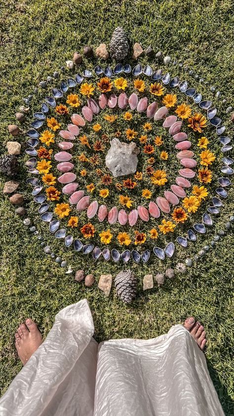 Celebrating the Summer Solstice: 11 Incredible Ideas for Litha - Morella&Ulalume Sacred Flower, Mother Earth Art, Nature Mandala, The Wheel Of The Year, Moon Circle, Ephemeral Art, Sacred Circle, Baby Blessing, Women's Circle