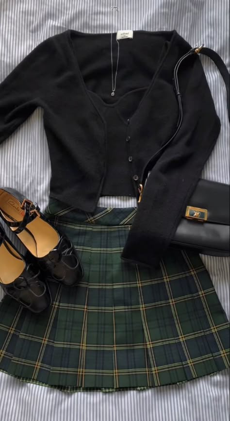 Black Boot Outfit, Brandy Outfit, Outfit Cold Weather, Sweater Inspiration, Aesthetic Fall Outfit, Warm Outfit, Green Plaid Skirt, Plaid Skirt Outfit, Girly Outfit