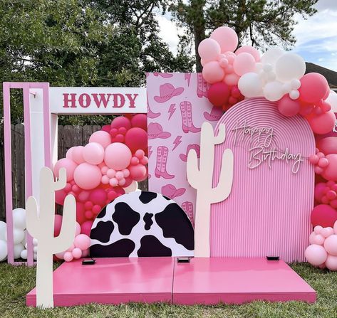 Modern Event Decor, Cow Themed Birthday Party, Cowgirl Decorations, Cowgirl Party Decorations, Decor Balloons, Rodeo Birthday Parties, Cow Birthday Parties, Western Birthday Party, Rodeo Party