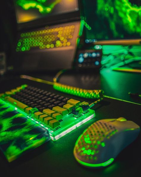 Green Light Jescie Hall Aesthetic, Gaming Green Aesthetic, Desk Vibes, Green Pc, Green Lighting, Green Computing, Luxury Desk, Setup Gamer, Game Wallpaper Iphone