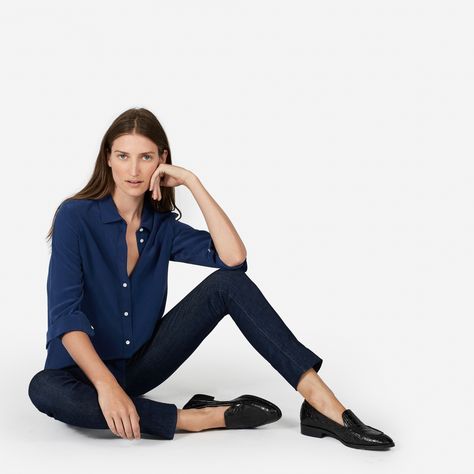 I love the loose shirt + tight pants + loafers combo Navy Button Down Shirt Outfit, Navy Shirt Outfit, Navy Silk Shirt, Silk Shirt Outfit, Button Down Shirt Outfit, Capsule Wardrobe Checklist, Outfit Inspiration Women, Spring Capsule Wardrobe, Clothes Summer