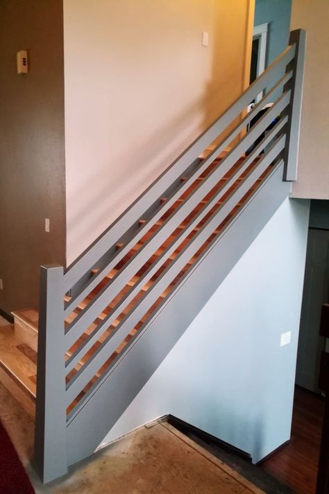 This is how I designed and built this horizontal railing to replace our old outdated railing! Modern Railing Design, Horizontal Railing, Beach Stairs, Wood Railings For Stairs, Interior Stair Railing, Stairs Renovation, Front Stairs, Modern Railing, Step Railing