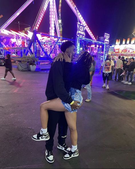 Black Couple Goal Romantic, Couple Goal Romantic, Couple Matching Outfits, Fair Outfits, Couple Goals Teenagers Pictures, Cute Date Ideas, Couple Goal, Black Couple, Cute Couple Outfits