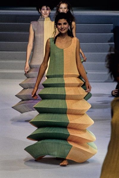 Issey Miyake ready-to-wear Spring 1995 collection Proportions Fashion, Japanese Fashion Designers, Conceptual Fashion, Elsa Schiaparelli, Vogue Runway, Mode Inspo, Hiroshima, Fashion Design Clothes, Issey Miyake