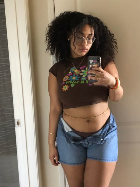 Colorful Crop Top Outfits, Tall Thick Body Outfits, Midsize Black Woman, Pudgey Body Type, Chubby Women Outfits, Mid Size Body Outfits, Mid Size Bodies, Midsize Women, Medium Sized Women