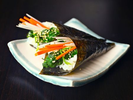 Hand Roll Sushi, Temaki Sushi, Sushi Ideas, Sushi Style, Sushi Recipes Homemade, Rice On The Stove, Cucumber Rolls, Types Of Sushi, Sushi Party