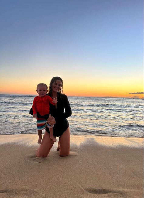 Beach Aesthetic Family, Beach Family Aesthetic, Mum Goals, Baby Beach Pictures, Baby Beach Photos, Hawaii Photoshoot, Baby Vacation, Beach House Aesthetic, Island Aesthetic