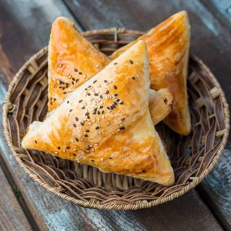 We previously wrote about Uzbek food and in this post, we’ll share the traditional samsa recipe; one of the most popular snacks in Central Asia! Easy Samosa Recipes, Vegetable Samosa, Samosa Chaat, Samosa Recipe, Filling Snacks, Popular Snacks, Minced Meat, Spinach And Cheese, Light Lunch