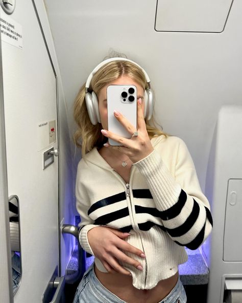 airplane selfies >> ✈️ Airplane Outfit Comfy, Classy Airport Outfit, Flight Outfit Airport Style, Chic Airport Outfit, Chic Travel Outfit, Comfy Airport Outfit, Airport Outfit Summer, Airport Travel Outfits, Outfit Airport