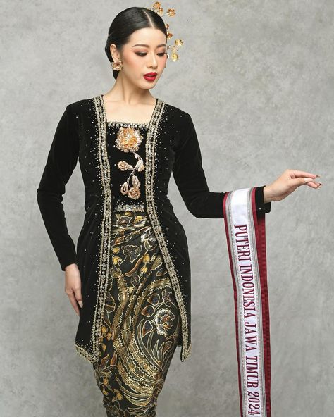 Melati tedja - Puteri Indonesia Jawa Timur 2024 menggunakan kebaya. Indonesia traditional clothing. #culture #budaya #batik #javanese #asia #clothes #attire #outfit #dress Kebaya Jawa, Payet Kebaya, Pre Wedding Photoshoot Theme, Indonesian Clothing, Model Dress Kebaya, Indonesia Traditional, Adat Jawa, Batik Tenun, Dress Kebaya