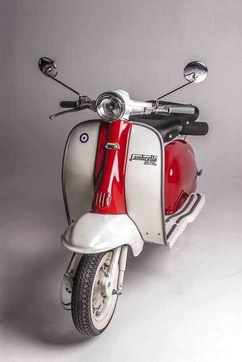 Vespa Motor Scooters, Lambretta Vintage, Scooters Vespa, Vespa Ape, Italian Scooter, Classic Vespa, Retro Scooter, Vintage Vespa, Mod Scooter