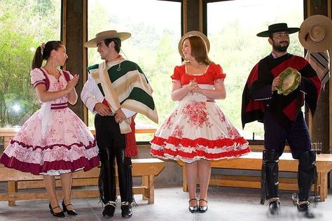 Chilean Traditional Clothing, Traditional Chilean Clothing, Chilean Clothing, Cultural Clothing, Family Culture, America Dress, America Fashion, Latin America Travel, Types Of Hats