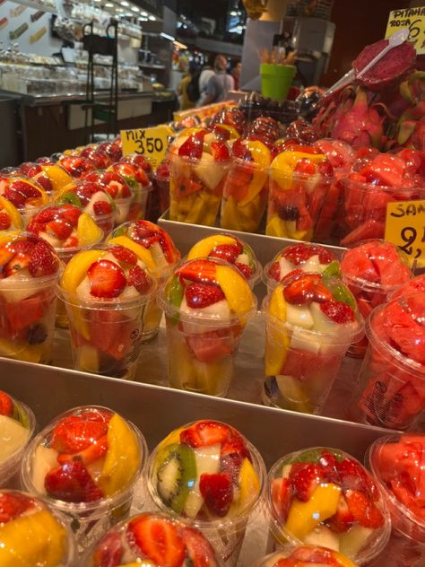 market fruit eat cups pretty fresh Fruit Cup Aesthetic, Fruit In A Cup, Fruit Cups Ideas, Fruit Cups For Party, Mexican Fruit Cups, Fresh Fruit Smoothies, Smoothie Juice, Fruit Platter Designs, Fruit Cup