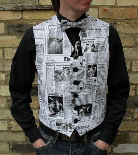 Newspaper Clothes, Trashion Show Recycled Fashion, Newspaper Outfit, Disfarces Halloween, Paper Costume, Recycled Costumes, Newspaper Fashion, Trash Fashion, Newspaper Dress