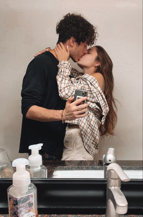 Cute couple mirror selfie kiss Couple Poses Selfie Kiss, Cute Couple Picture Ideas Kissing Selfie, Couple Mirror Photography Poses, Kissing Selfie Ideas, Mirror Kissing Selfie, Couple Photoshoot Ideas Mirror, Mirror Selfie Couple Relationship Goals, Poses With Boyfriend Selfie, Mirror Poses Couple