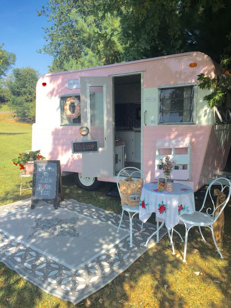 Little Rosie & Co., on location hair and makeup travel trailer based out of Nashville TN. Http://www.facebook.com/littlerosieandco Beauty Salon Luxury, Luxury Beauty Salon, Mobile Nail Salon, Pink Trailer, Mobile Hair Salon, Mobile Beauty Salon, Home Hair Salons, Mobile Spa, Mobile Beauty