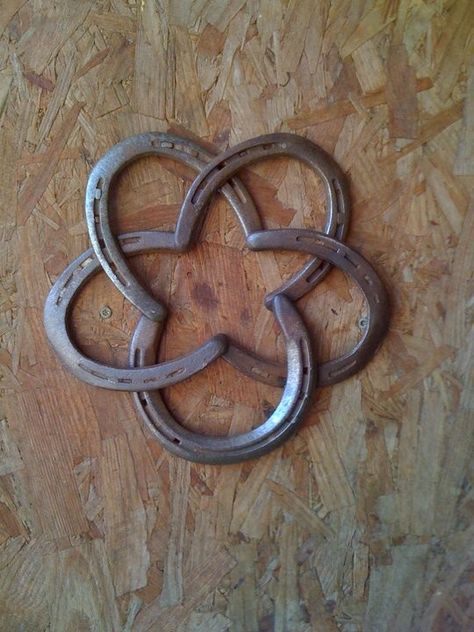 Ideas: Upcycled horseshoes Shoe Star, Horseshoe Projects, Horseshoe Crafts, Horseshoe Art, Shoe Crafts, Horse Shoe, Cool Ideas, Western Decor, Welding Projects