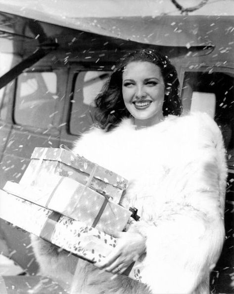 1950s Actresses, Hollywood Christmas, Linda Darnell, Vintage Christmas Sign, Holiday Shoot, Christmas Portrait, Person Photography, Christmas Portraits, Sleigh Bells