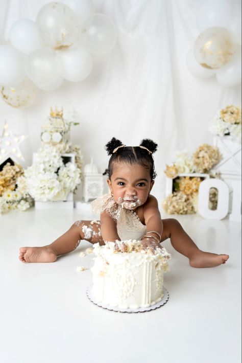 Cake smash photoshoot Baby Cake Smash Photoshoot, Cake Smash Photoshoot, Smash Photoshoot, Cake Photoshoot, Cake Smash Pictures, Baby Cake Smash, Seance Photo, Smash Cake Photoshoot, Birthday Shoot