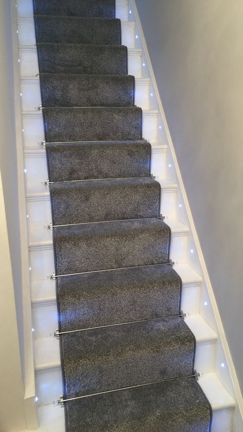 Stair idea - grey carpet runner, stair rods, stair lights ❤️ Carpet Basement, Grey Carpet Runner, Gray Stair Runner, Carpeted Stairs, Stairs Runner, Carpet Staircase, Gray Stairs, Kitchen Carpet Runner, Stair Lights