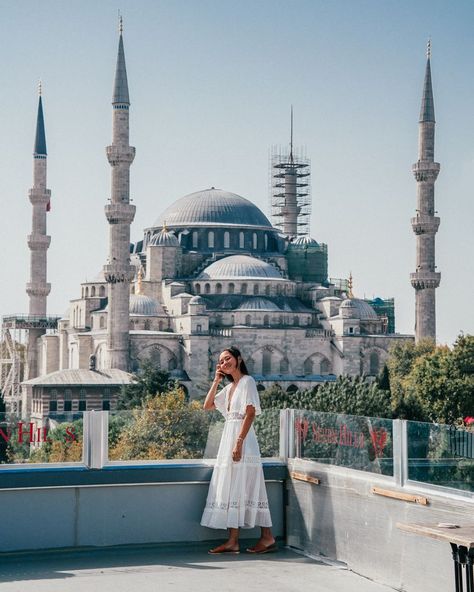 For the best terrace views of the Blue Mosque and Hagia Sophia, Seven Hills Restaurant is a must. Enjoy breakfast with a view, and make sure to stop at the terrace one level up from the restaurant for uncovered 360 views over Istanbul. #istanbul #turkey Istanbul Pictures, Blue Mosque Istanbul, Umbrella Street, Turkey Vacation, Turkey Fashion, Istanbul Turkey Photography, Visit Istanbul, Istanbul Photography, Turkey Travel Guide