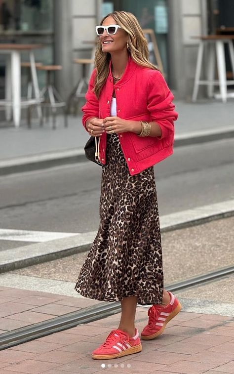 Summer Xmas Outfit, Leopard Pleated Skirt Outfit, Long Skirt With Sneakers, Leopard Skirt Outfit, Looks Adidas, Leopard Print Outfits, Walking Down The Street, Cooler Look, Cool Street Fashion