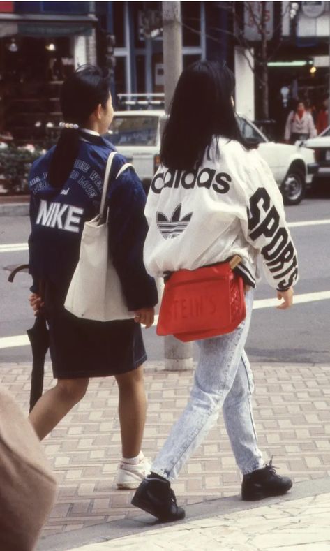 Sporty Fashion - Japan 1986 Japan 90s Fashion, 90s Japan Fashion, 90s Japanese Fashion, Japan Fashion Street, Tokyo Street Style, Outfit 90s, Estilo Hip Hop, Japanese Street Fashion, Foto Pose