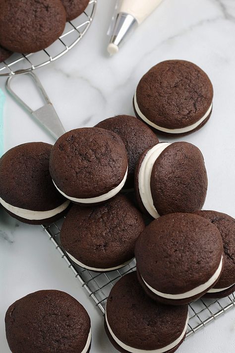 Whoopie Pie Recipe, Cream Cheese Bars, Cookie Sandwiches, Pie Cookies, Whoopie Pie, Hot Chocolate Cookies, Pie Day, Baking Cocoa, Fall Cooking