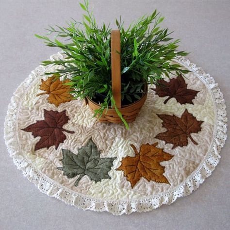 Leaf Centerpiece, Centerpiece Tutorial, Fall Sewing, Table Quilts, Quilted Table Toppers, Fall Quilts, Table Runner Pattern, Fall Projects, Quilted Table Runners