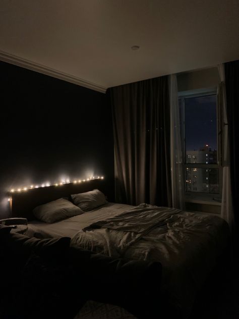 Dark Modern Bedroom, Bedroom Aesthetic Dark, Black Bedroom Aesthetic, Bedroom Aesthetic Cozy, Bedroom Redesign, Drawing Room Decor, Bedroom Design Inspiration, Chill Room, Dream Apartment Decor