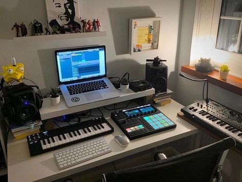 Bedroom Producer Studio, Music Setup Bedroom, Small Home Music Studio, Studio Music Room Design, Bedroom Studio Music, Home Studio Setup Music, Home Recording Studio Ideas, Small Music Studio Ideas, Producing Studio