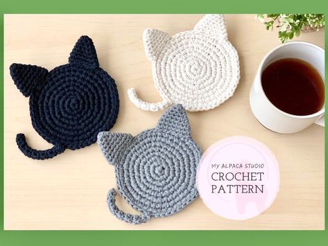 Kat Haken, Crocheted Coasters, Chat Crochet, Keychain Pattern, Crochet With Cotton Yarn, Crochet Mignon, Confection Au Crochet, Cat Coasters, Crochet Coaster Pattern