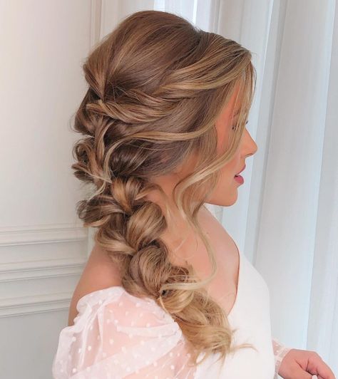 Messy Side Braid for Bridesmaids Side Braid Wedding, Side Braid With Curls, Messy Side Braid, Loose Side Braids, Bridesmaid Hair Side, Side Curls, Side Braids, Wedding Hair Side, Braid Inspiration