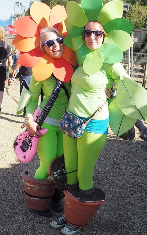 love this costume for flower pot girls, spotted at last summers bestival! such a good fancy dress idea! also really cool for Halloween!! Wild Flower Costume, Homemade Flower Costume, Garden Costume Ideas, Adult Flower Costume, Flower Costume Diy Women, Diy Flower Costume, Flower Fancy Dress, Flower Pot Costume, Flower Halloween Costume