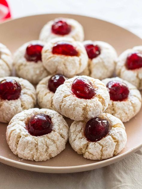 Italian soft almond cookies with cherries Cookies With Cherries, Soft Almond Cookies, Almond Paste Cookies, Italian Almond Cookies, Peach Cookies, Quick Cookies Recipes, Amaretti Cookies, Lemon Crinkle Cookies, Italian Christmas Cookies