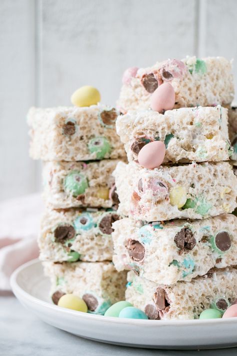 These Mini Egg Rice Krispie Squares are some of the easiest Easter treats! 4 ingredients and 20 minutes is all it takes to whip up a batch these treats. Easter Rice Krispie Treats, Rice Krispie Squares, Egg Rice, Easy Easter Treats, Krispy Treats, Mini Egg, Rice Krispy, Easter Baking, Rice Krispie Treats