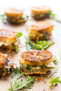 Grilled Cheese Appetizer, Sandwich Appetizers, Grilled Cheese Party, Mini Grilled Cheese, Cheese Appetizer, Fancy Appetizers, Appetizer Sandwiches, Appetizer Bites, Finger Food Appetizers