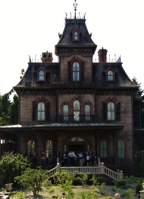 Disney Phantom Manor, Iconic Houses In Movies, Phantom Manor Disneyland Paris, Gothic Manor Exterior, Haunted Mansion Exterior, Whimsigoth House, Haunted Mansion House, Black Manor, Mansion Victorian