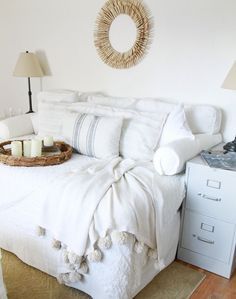 what a great idea! turn a full size bed into a couch Multipurpose Guest Room, Family Room Sofa, Murphy Bed Ikea, Office Guest Room, Guest Room Office, Canapé Design, Ideas Ikea, غرفة ملابس, Decor Pillows